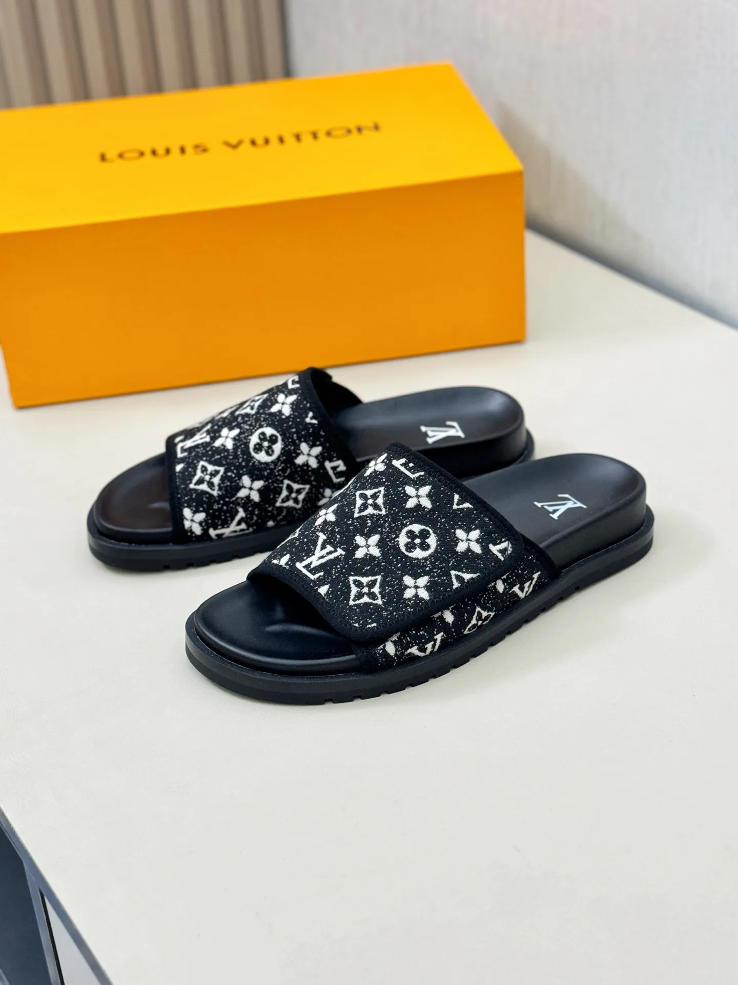 [L Home] P: 340💰Size: 38-45 Top purchasing agent lv men's summer slippers, classic presbyopia with Velcro, soft real leather lining, unique color splicing effect, distinctive personality, fashionable and trendy essential style, light and comfortable. Lightweight and tough rubber insole, micro ridged foam outsole, super comfortable!